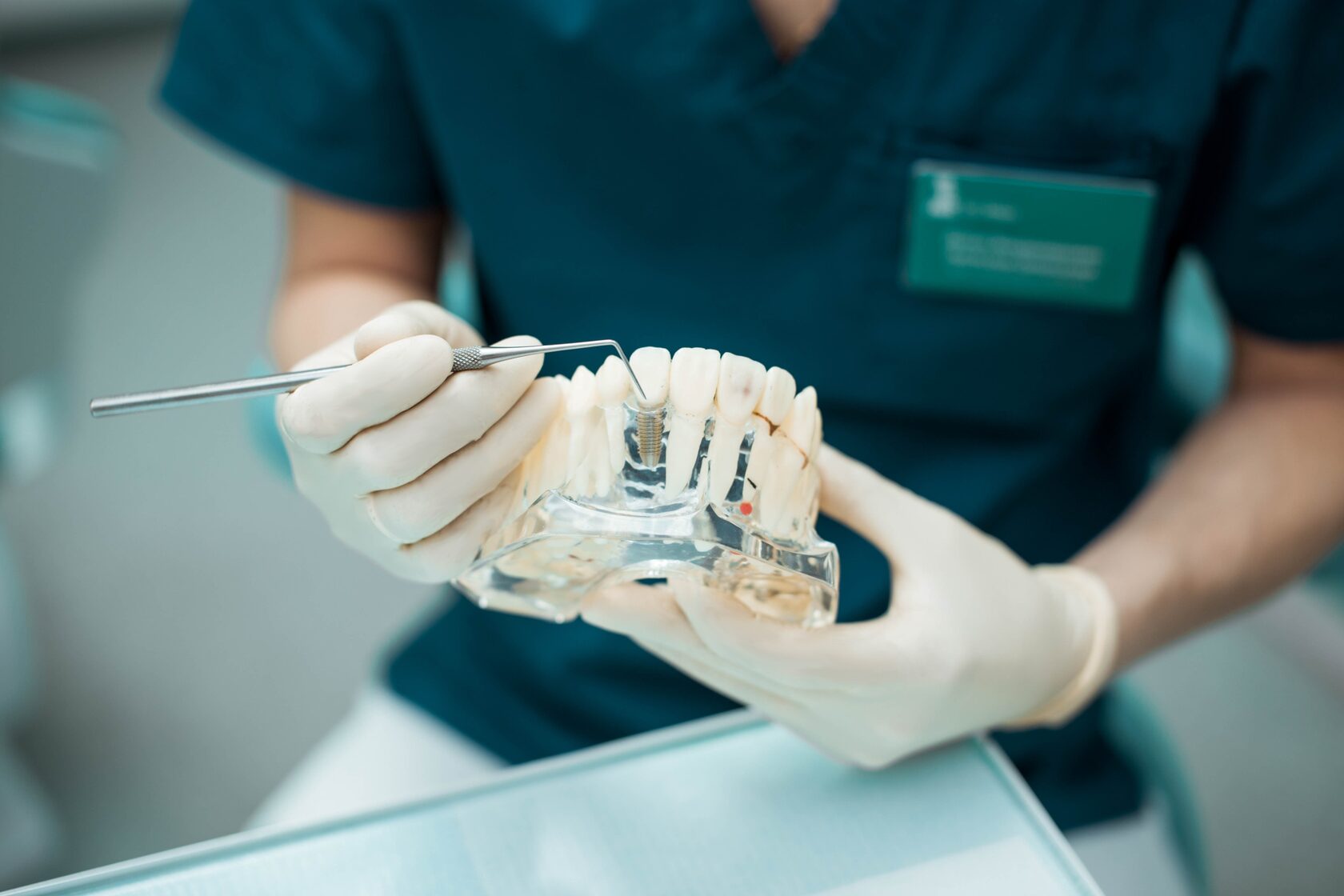 Врач занимающийся протезированием. Стоматология имплантация. Сайт стоматологии. Ортопедическая стоматология. Ортопедия в стоматологии.