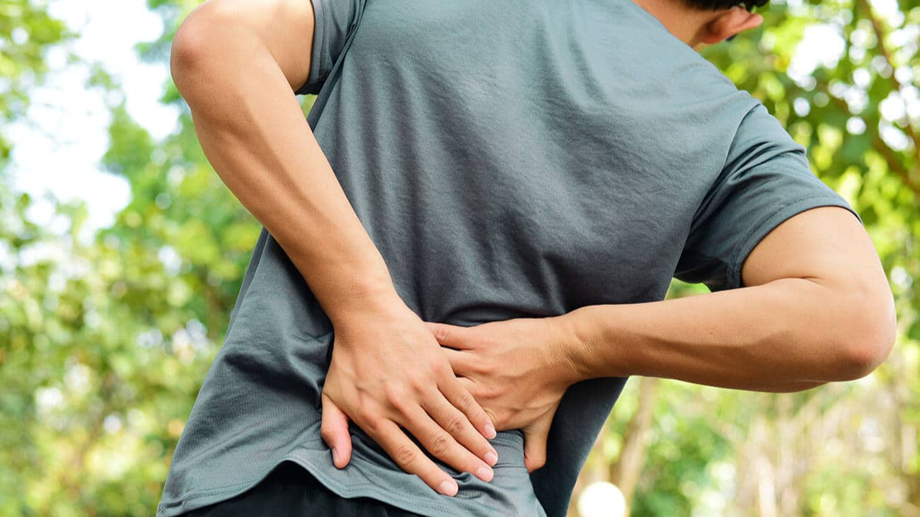 Боль в левом подреберье сзади со спины: причины и лечение