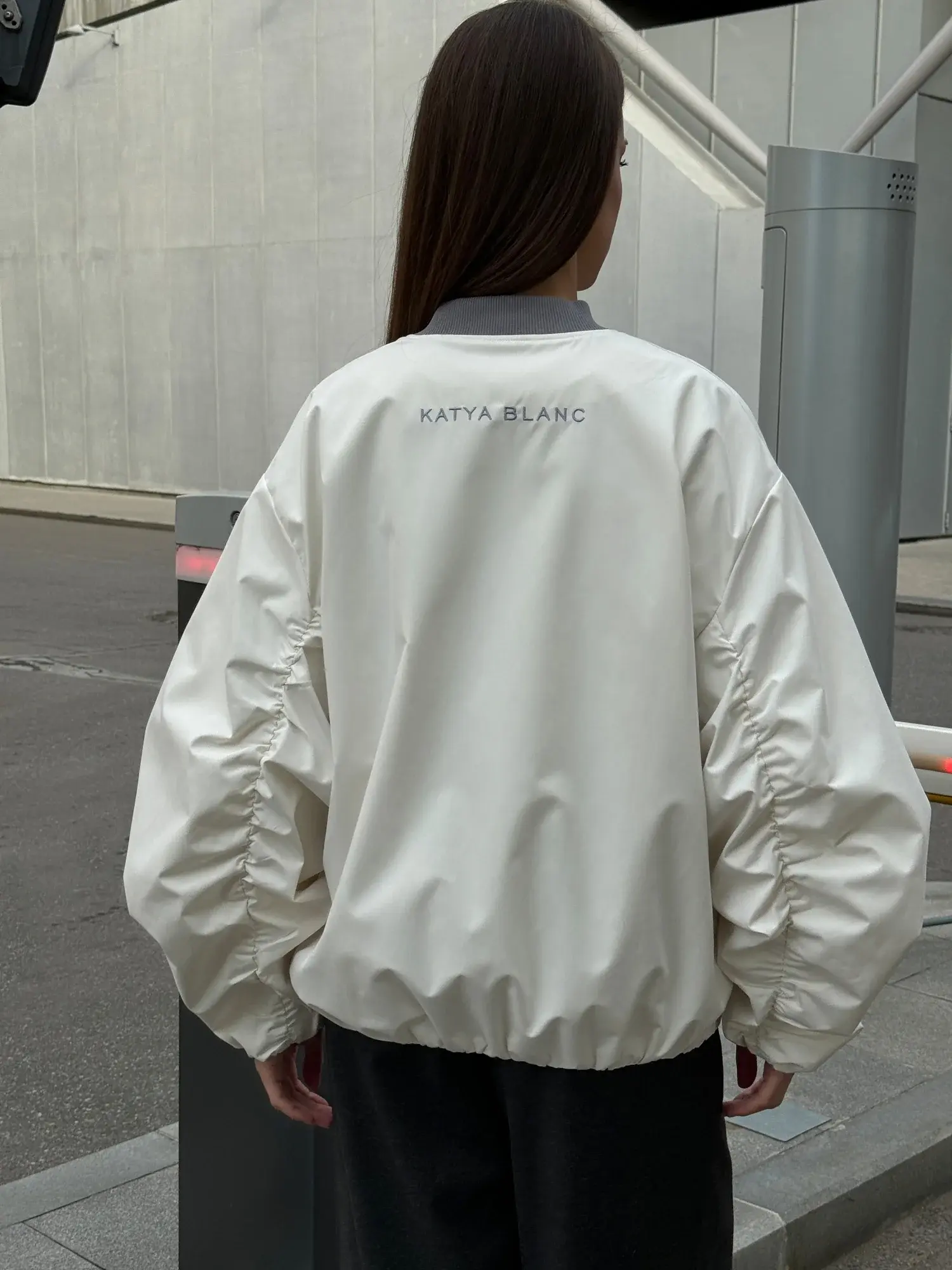 Женский бомбер с бархатистым peach-эффектом на модели весной.