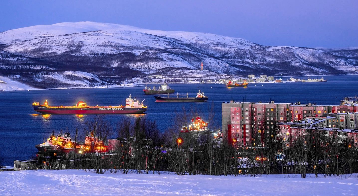 морской порт в Мурманске зимой