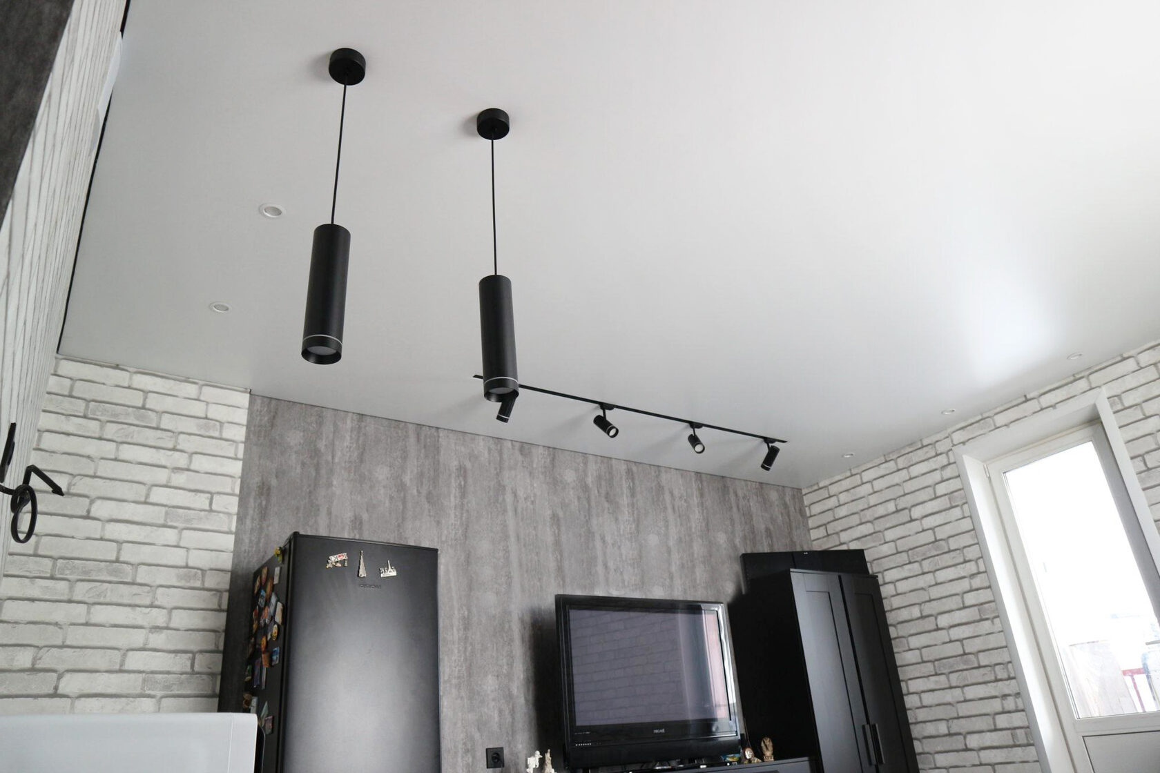 Черный матовый натяжной потолок на кухне
