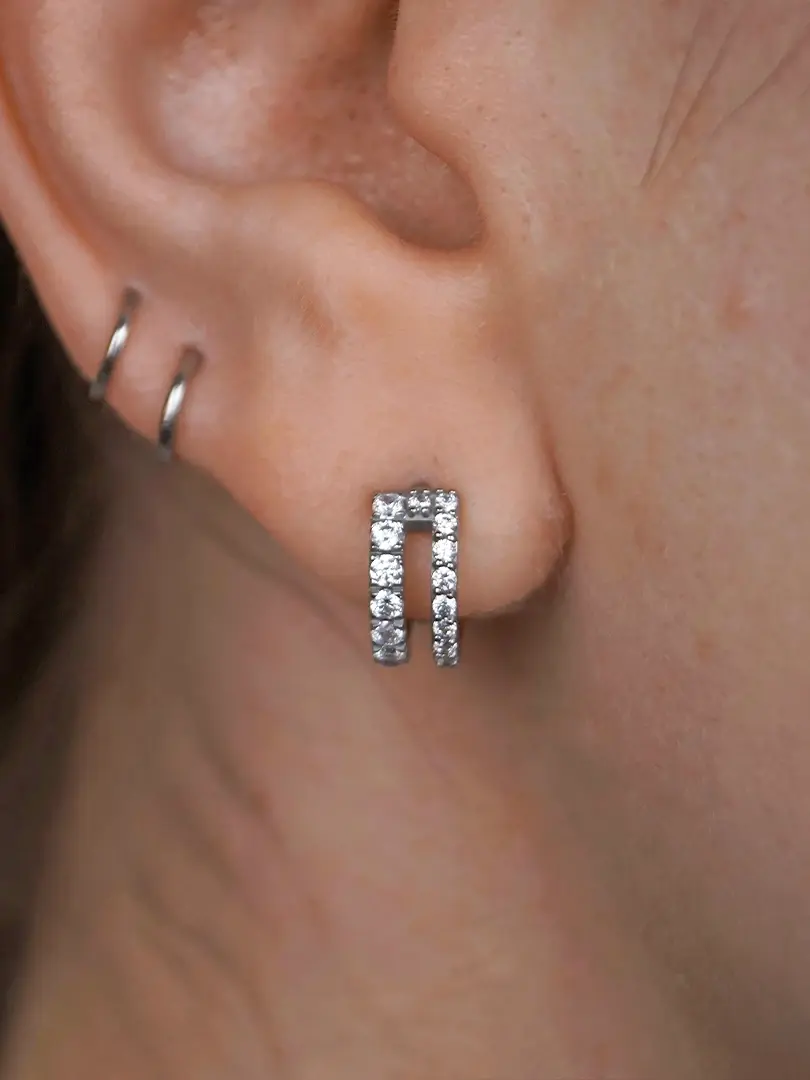 Прокол мочки уха с лаконичным украшением