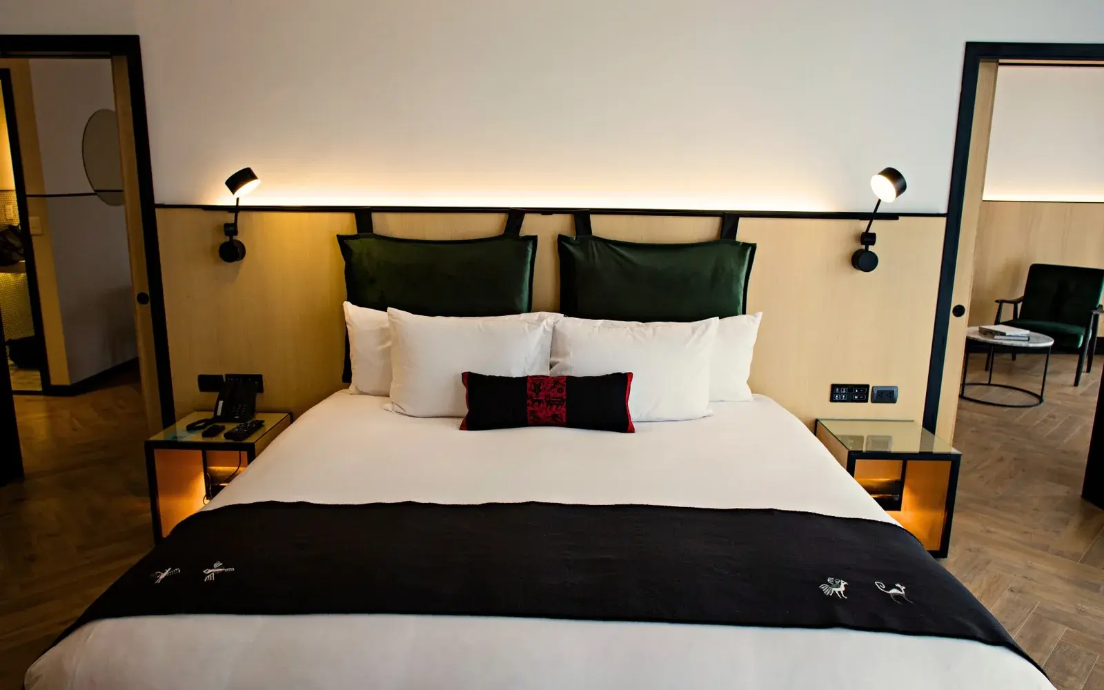 Номер с кроватью, зелёными подушками и паркетом ёлочкой, MET Hotel, Ла-Пас