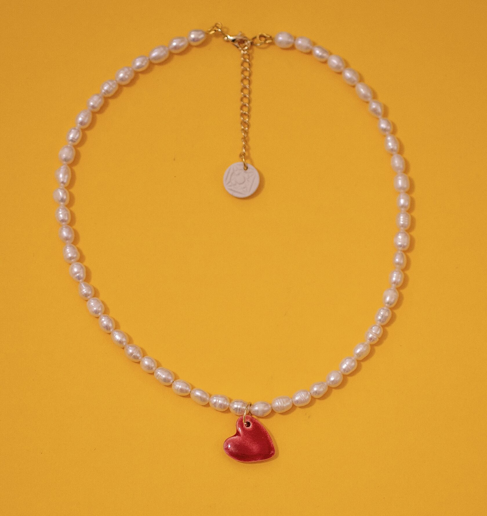 жемчужное ожерелье на шею с подвеской сердце красное, чокер из жемчуга с сердечком, украшение на шею cosmicbead