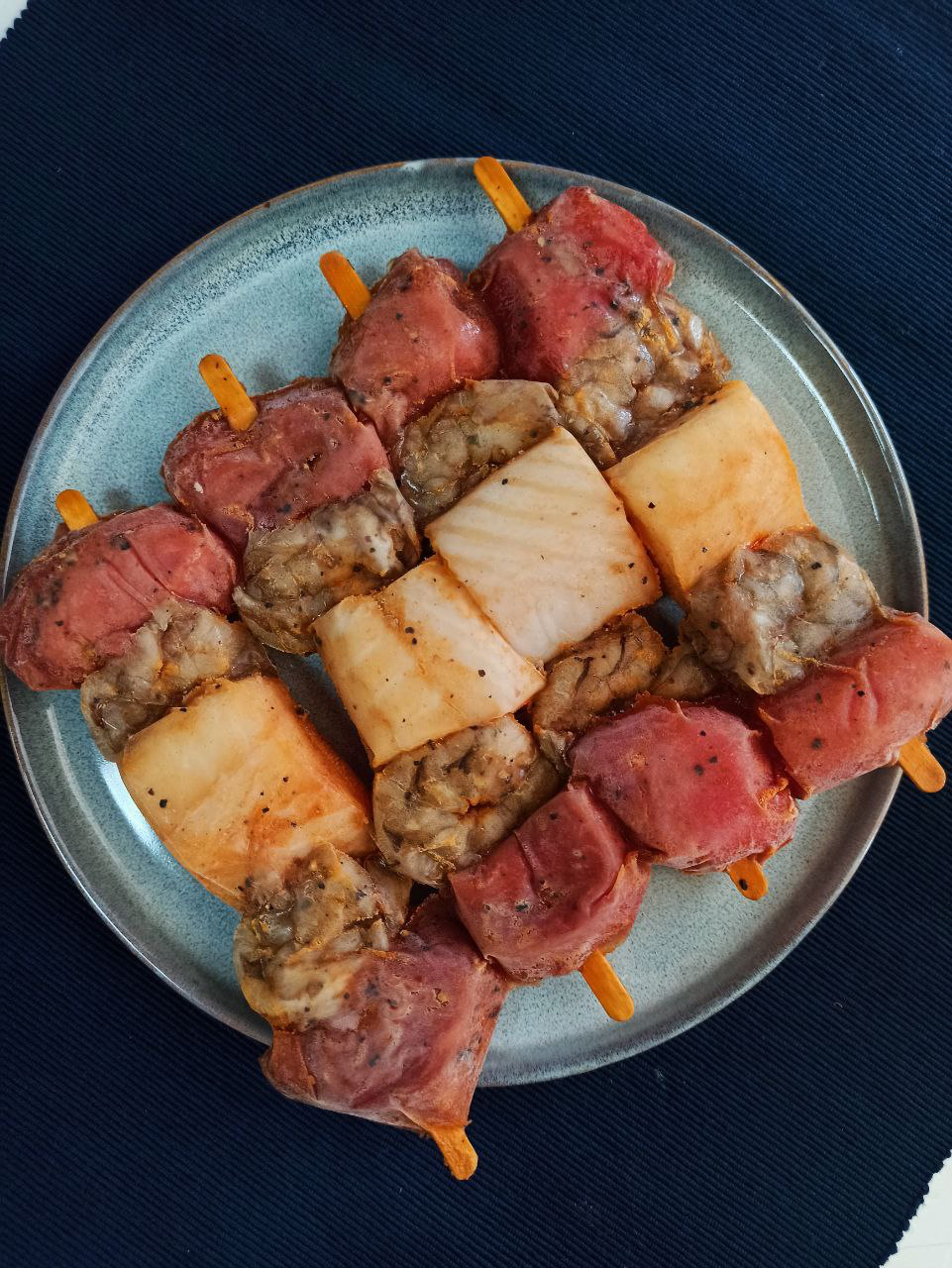Шашлык из тунца. Ассорти из шашлыков. специи для креветок. палтус со специями.