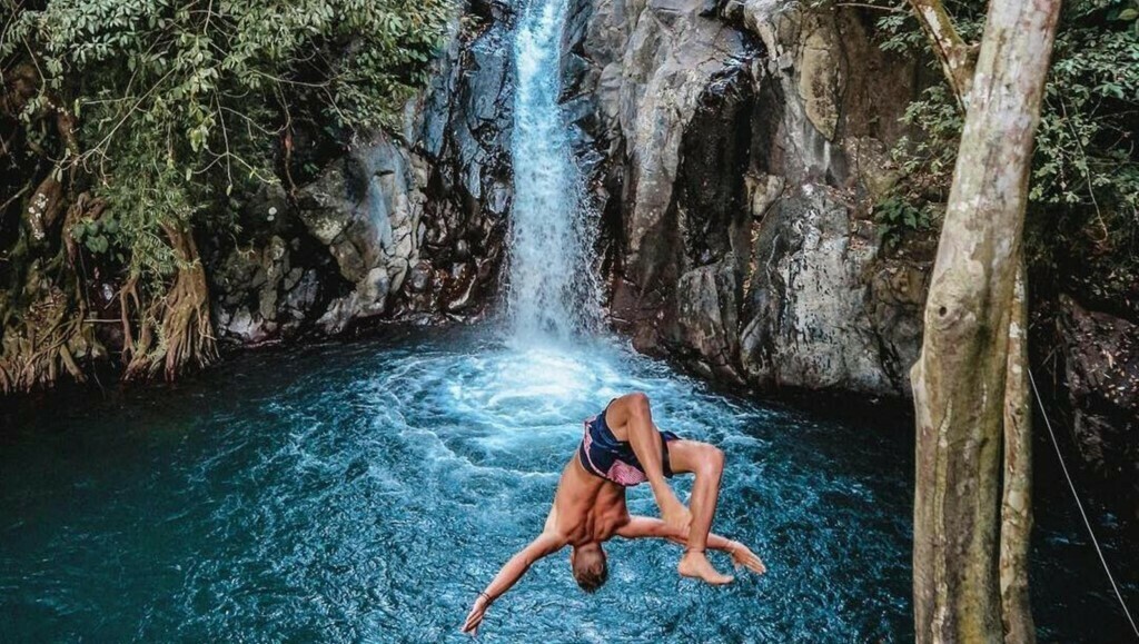 Бали джунгли с водопадом