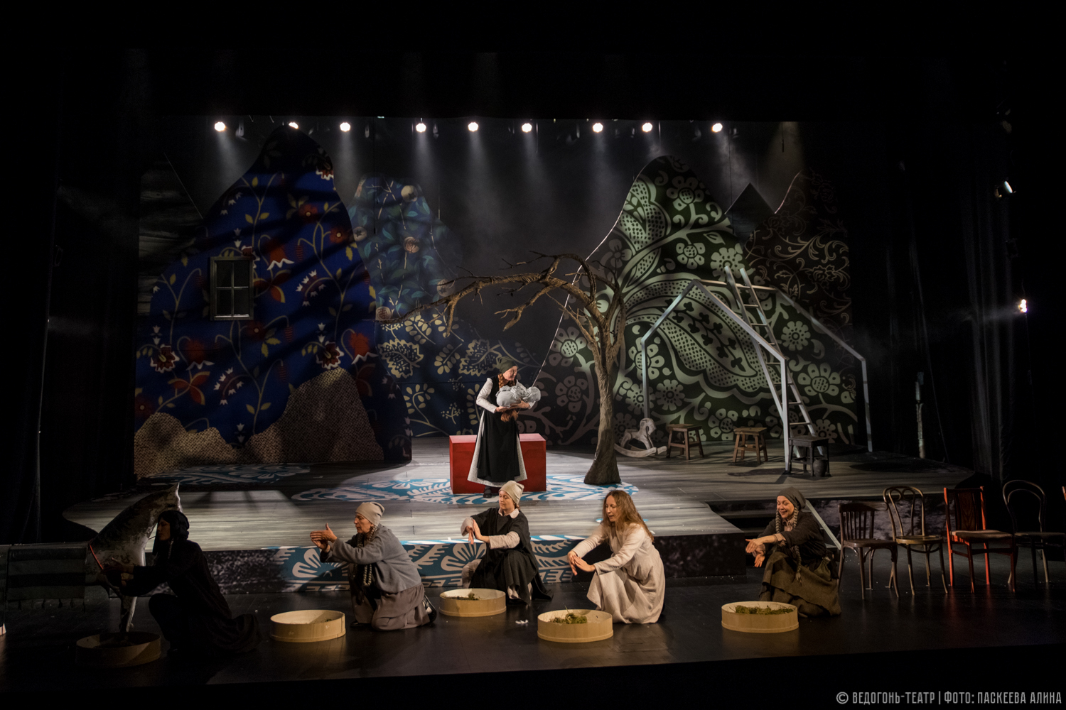 С неба упали три яблока