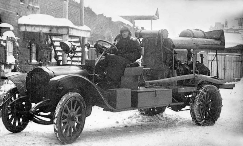 Одна из первых пожарных машин. Самара, Россия, 1924 год.