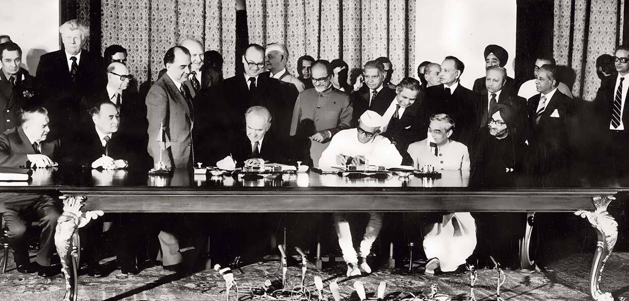 Department of History and Records, Russian MFA.  Chairman of the USSR Council of Ministers Alexei Kosygin and Indian Prime Minister Morarji Desai sign a long-term programme of econom- ic, trade, scientific and technical cooperation, New Delhi (India), 1979