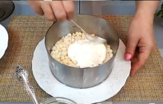 Приготовление салата из свеклы и селедки: шаг 10