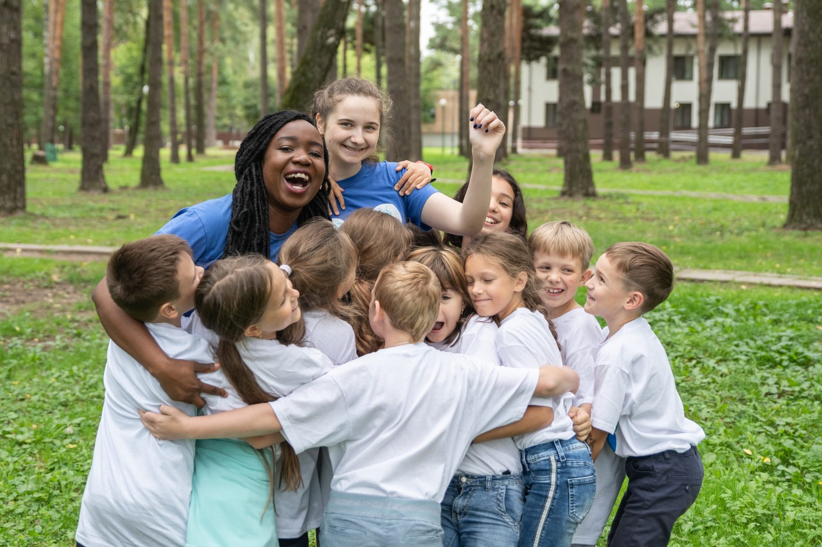 Детские лагеря английского языка. Языковой лагерь в Подмосковье enjoy Camp. Детский лагерь энджой Кэмп. Английский лагерь энджой Камп. Enjoy Camp изумруд.