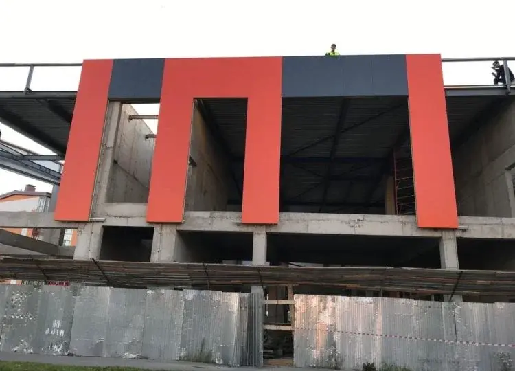 Монтаж сэндвич-панелей на стены торгового здания из металлоконструкций