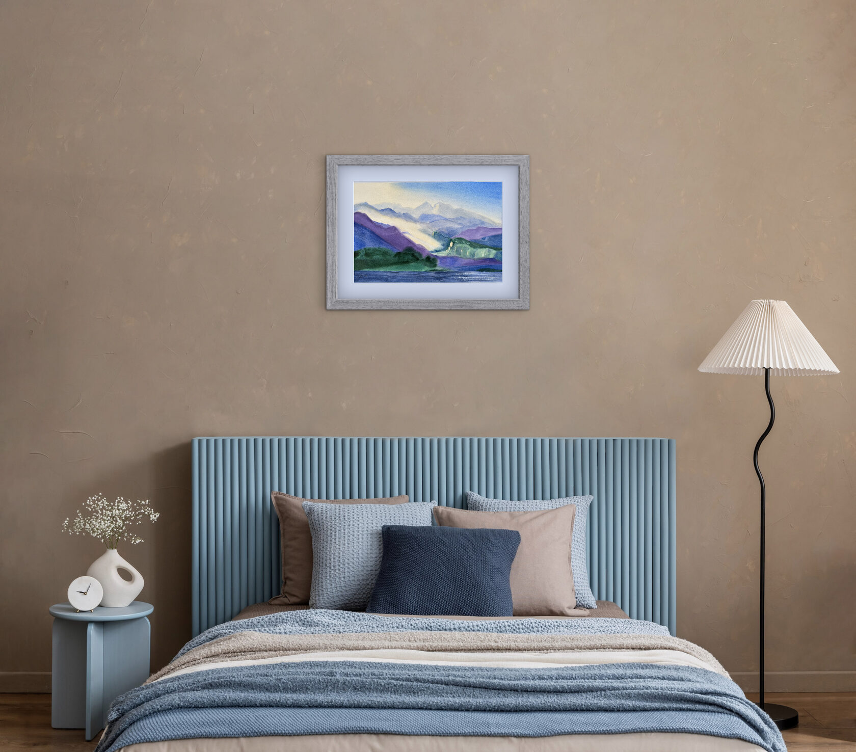 интерьер спальни с акварельной картиной над кроватью, спокойные тона, мягкий свет, современный дизайн