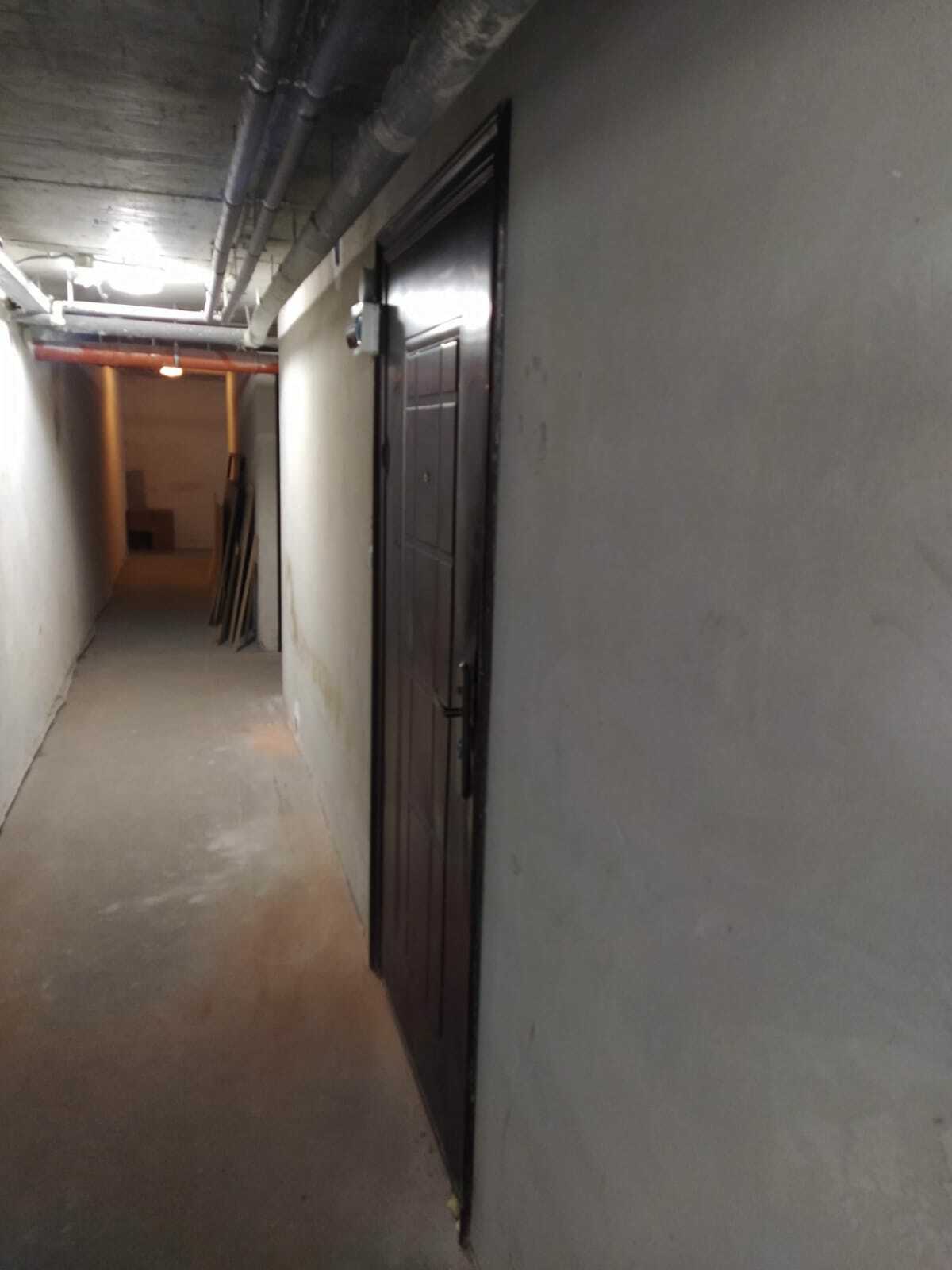 Дверь в подвал (кладовку)