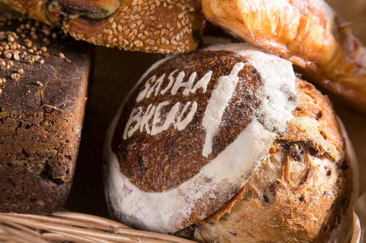 Sasha bread. Sasha Bread пекарня. Хлеб семейный. Здоровый хлеб Ремесленная пекарня. Ремесленную пекарню «традиция».