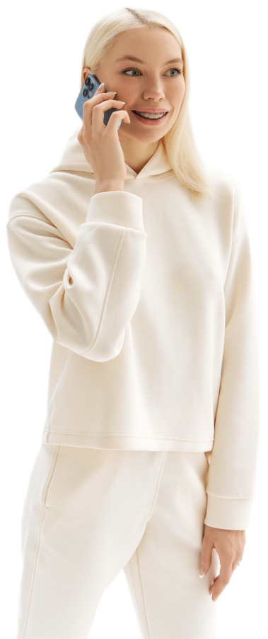 девушка разговаривает по телефону