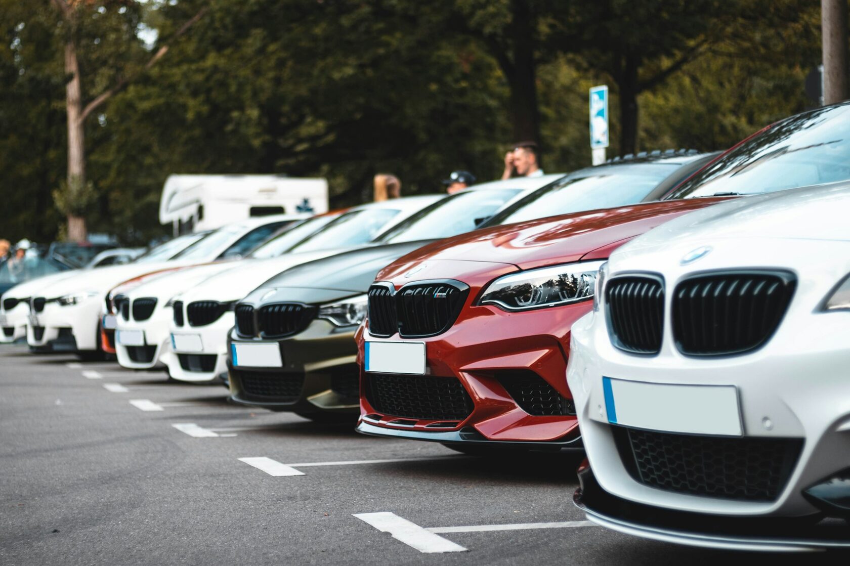 Корпоративный автопарк на парковке