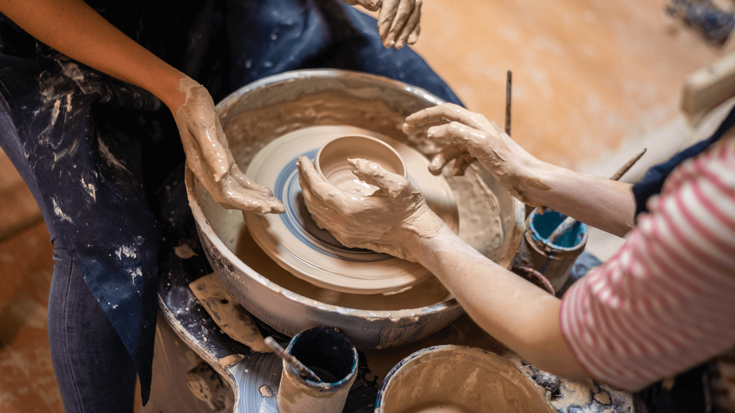 фото парня и девушки на романтическом свидании в публичном месте