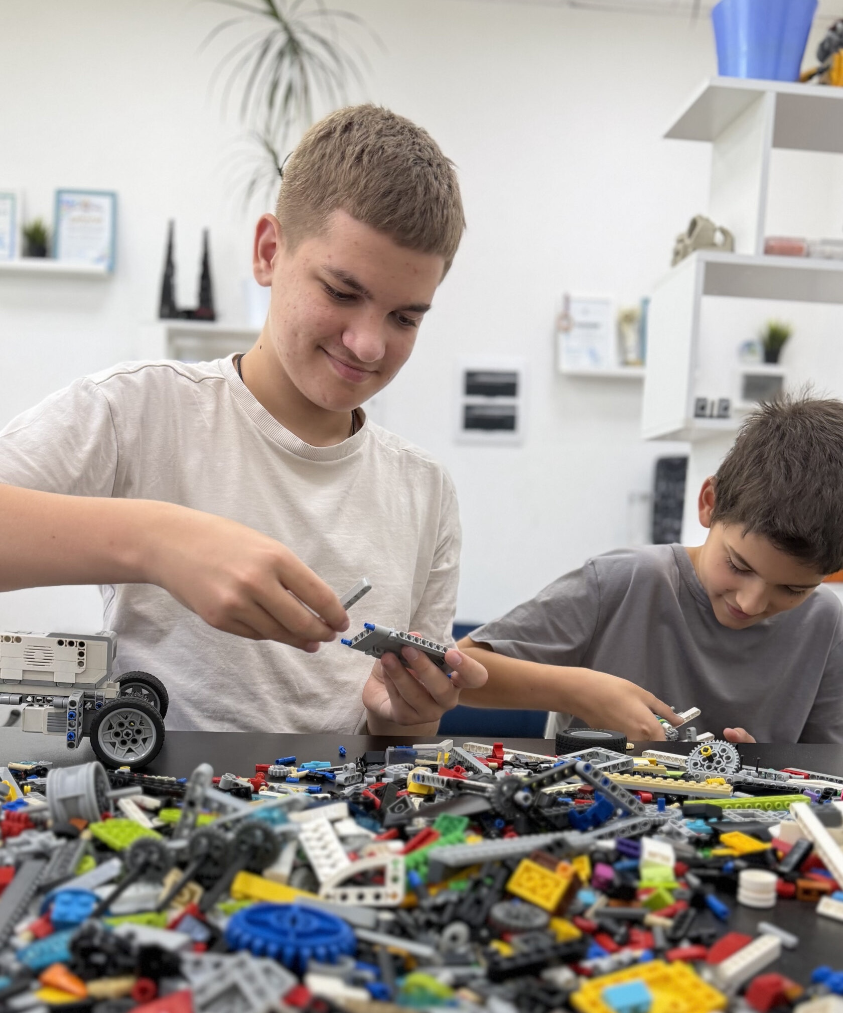 Дети проводят научный эксперимент на STEM-занятии