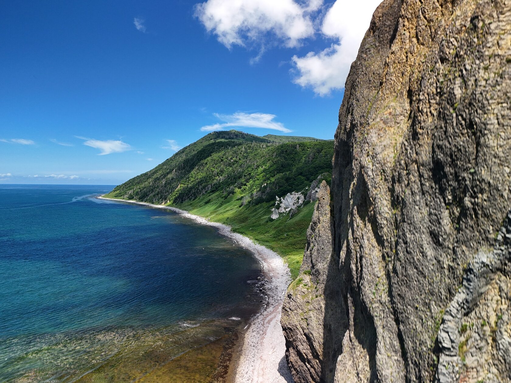 Охотское побережье Кунашира — вулканические скалы и открытое море