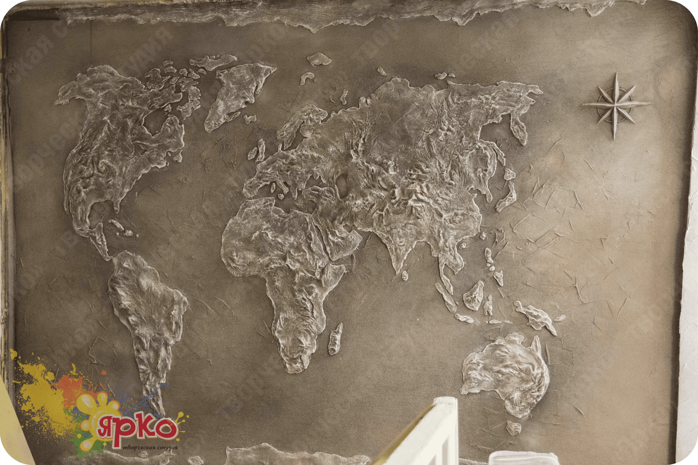 Художественное оформление помещений. Барельеф карта мира