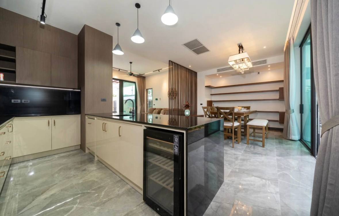 Просторная гостиная с панорамными окнами в вилле.