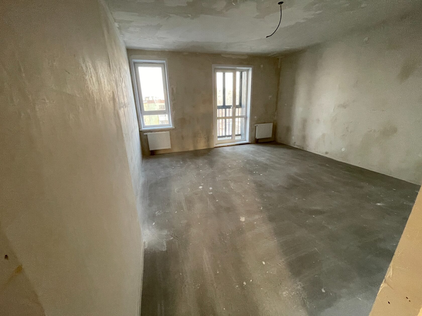 Комната квартиры 100 м² до ремонта: стены, пол и потолок без чистовой отделки