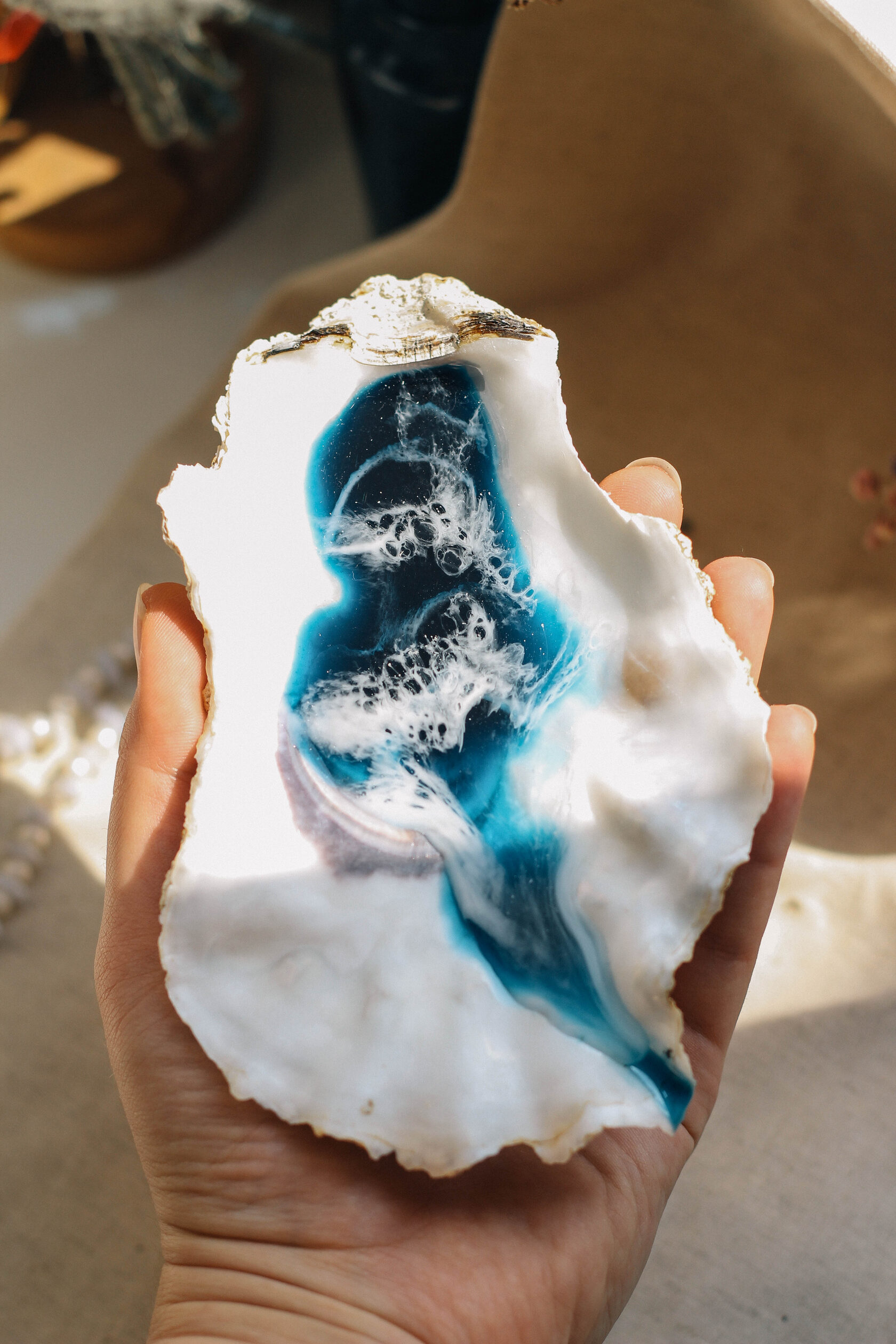 Подставка в виде натуральной ракушки с эпоксидной смолой