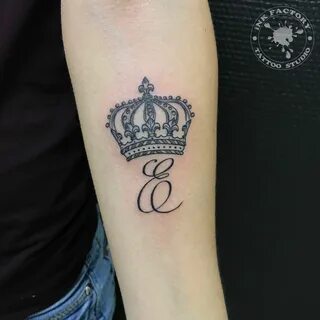 Татуировка на пальце в виде короны