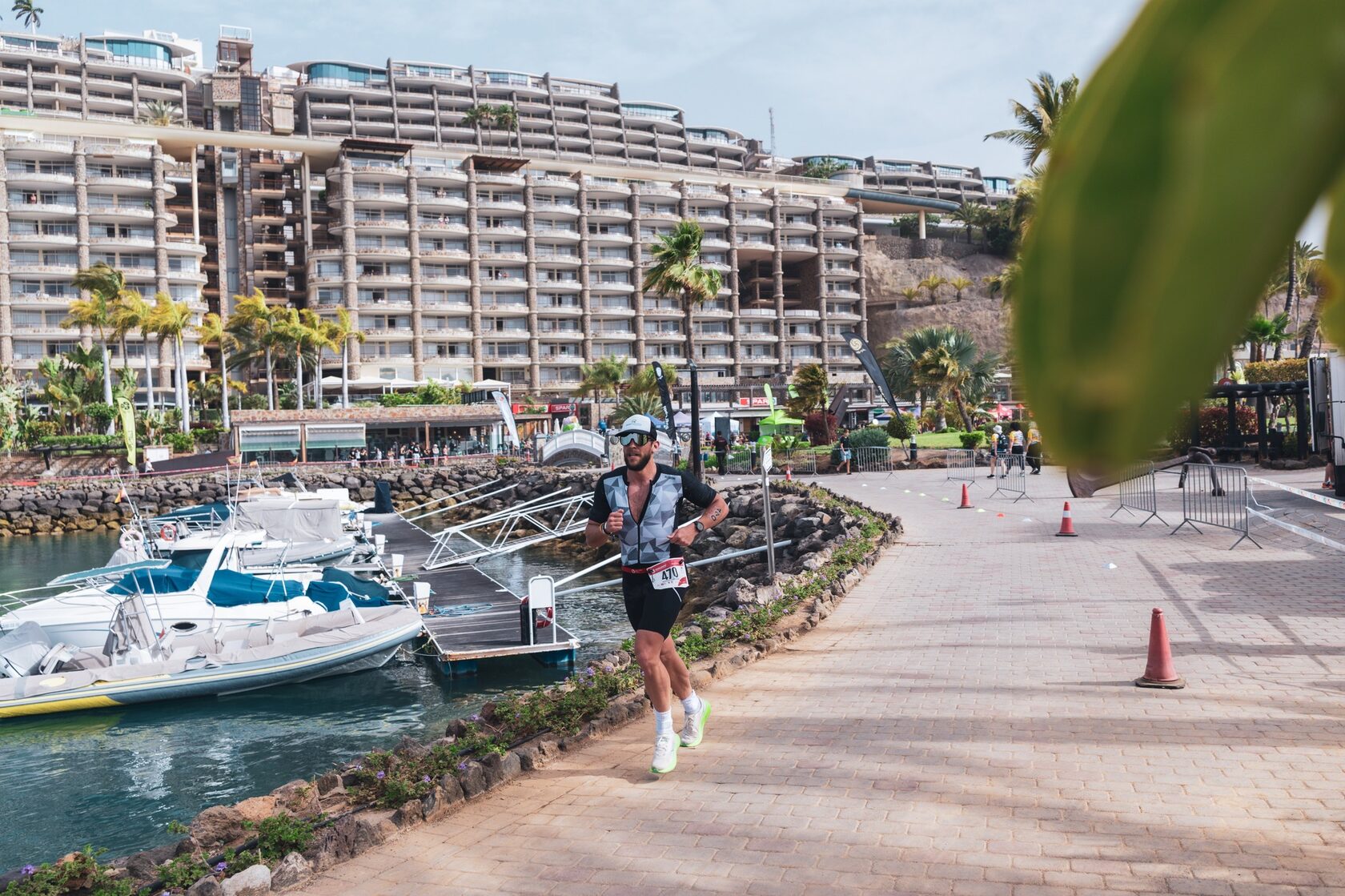 Nicholas Montemaggi durante la mezza maratona del Challenge Mogán lungo la Marina di Anfi Bay.