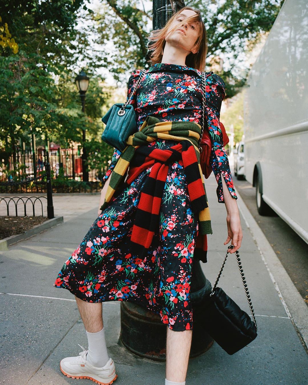 Яркий образ с сумкой Marc Jacobs на улице