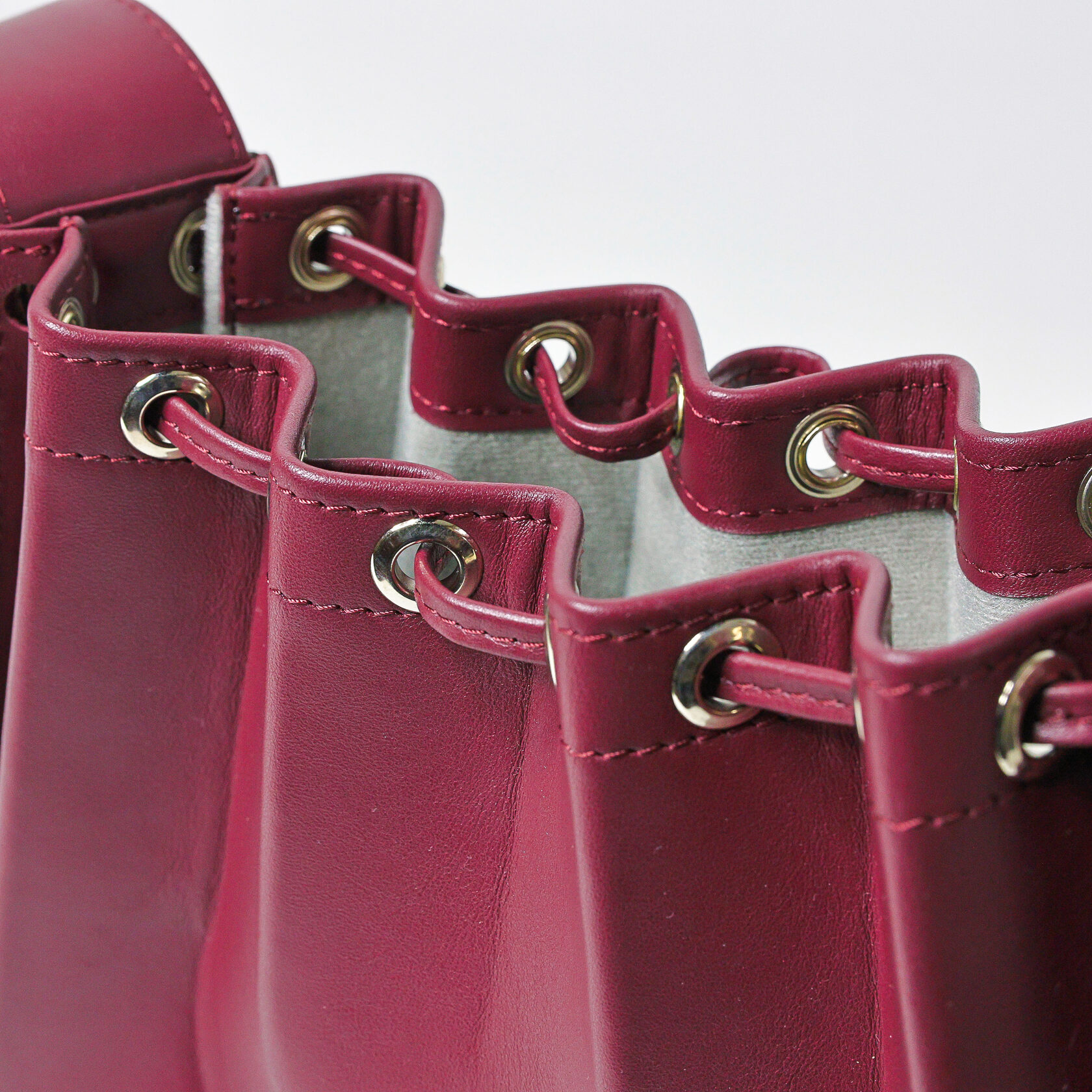 дизайнерская сумка Drift архитектурной формы бордового цвета из натуральной кожи премиум качества