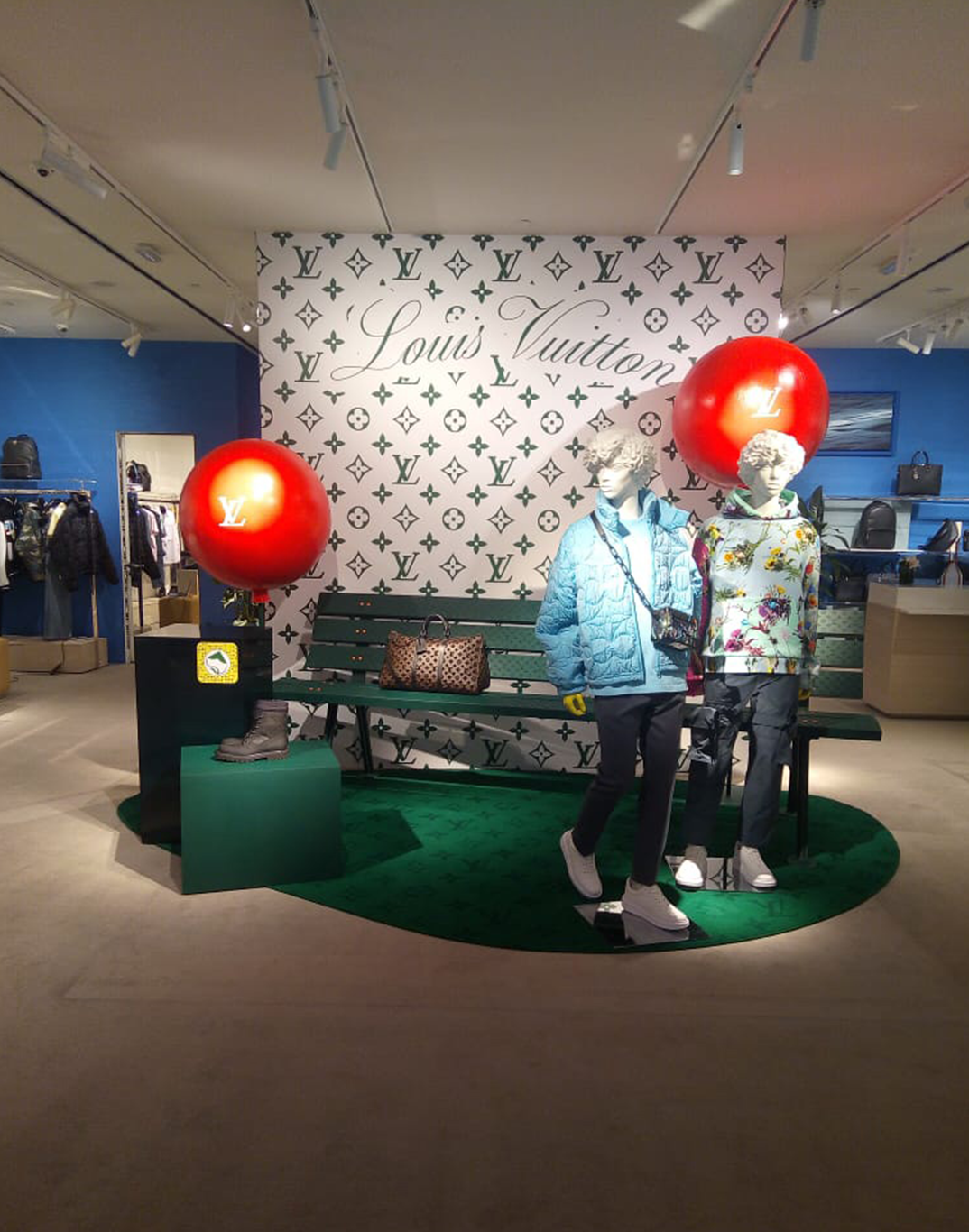 Изготовление и монтаж интерьерной рекламы в Москве