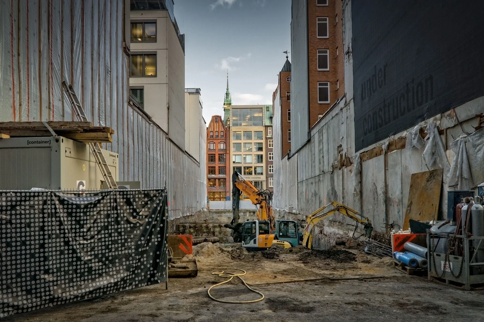 Prüfung der Unterlagen ausländischer Arbeitnehmer vor dem Einsatz auf einer Baustelle in Deutschland