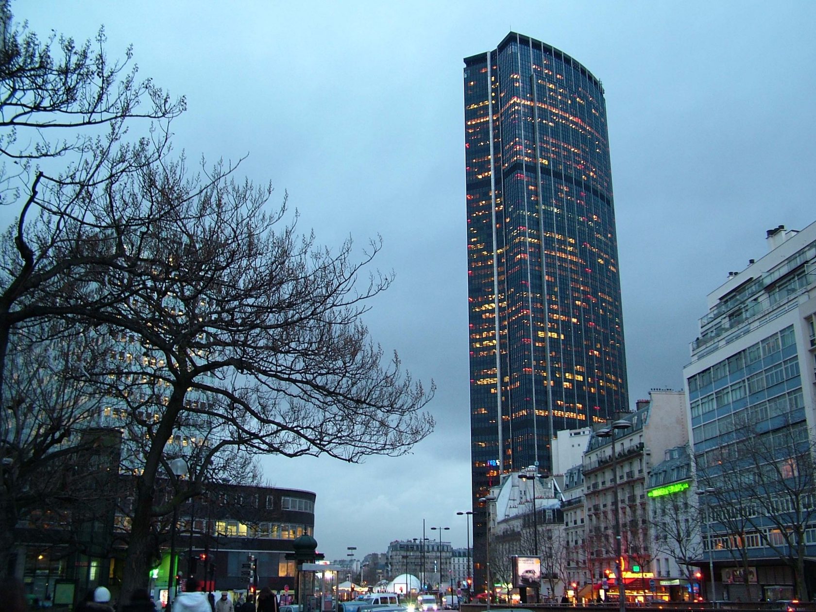 Paris montparnasse. Башня Монпарнас. Париж небоскреб Монпарнас. Tour Montparnasse в Париже. Здание Монпарнас в Париже.