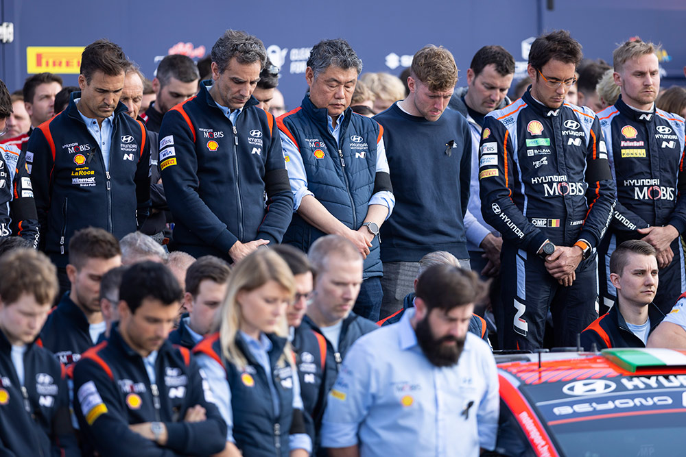Команда Hyundai Motorsport, минута молчания в память о Крейге Брине, погибшем накануне ралли Хорватия 2023
