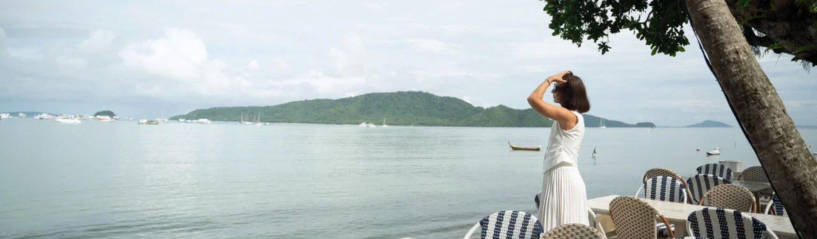 Фотосъемка кольца и браслета Swarovski с использованием студийного освещения и реквизита для создания стильного образа.