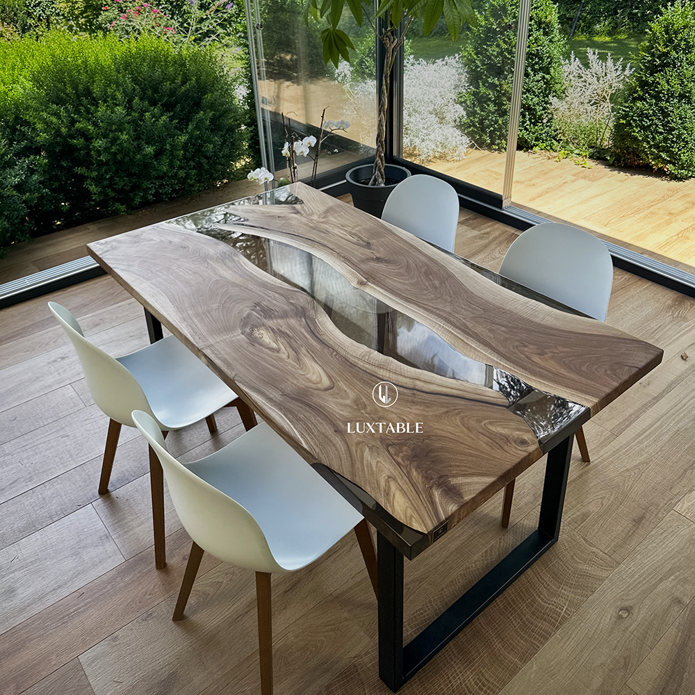 Epoxidharz Tische Alagoas aus europäischem Nussbaum und hellblauem Epoxidharz mit Metallic Effekt