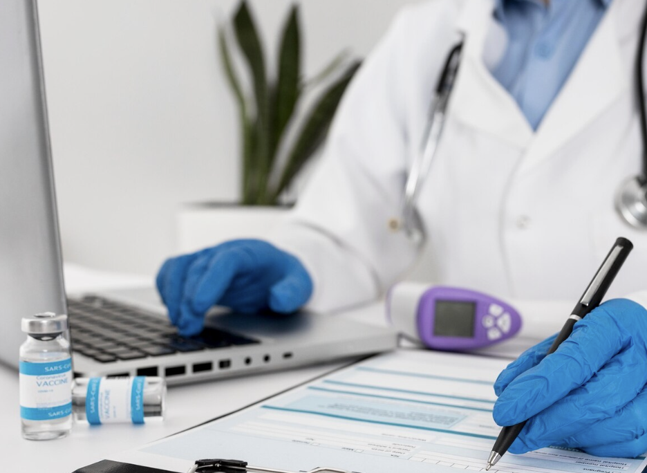 Врач заполняет документы по анализам