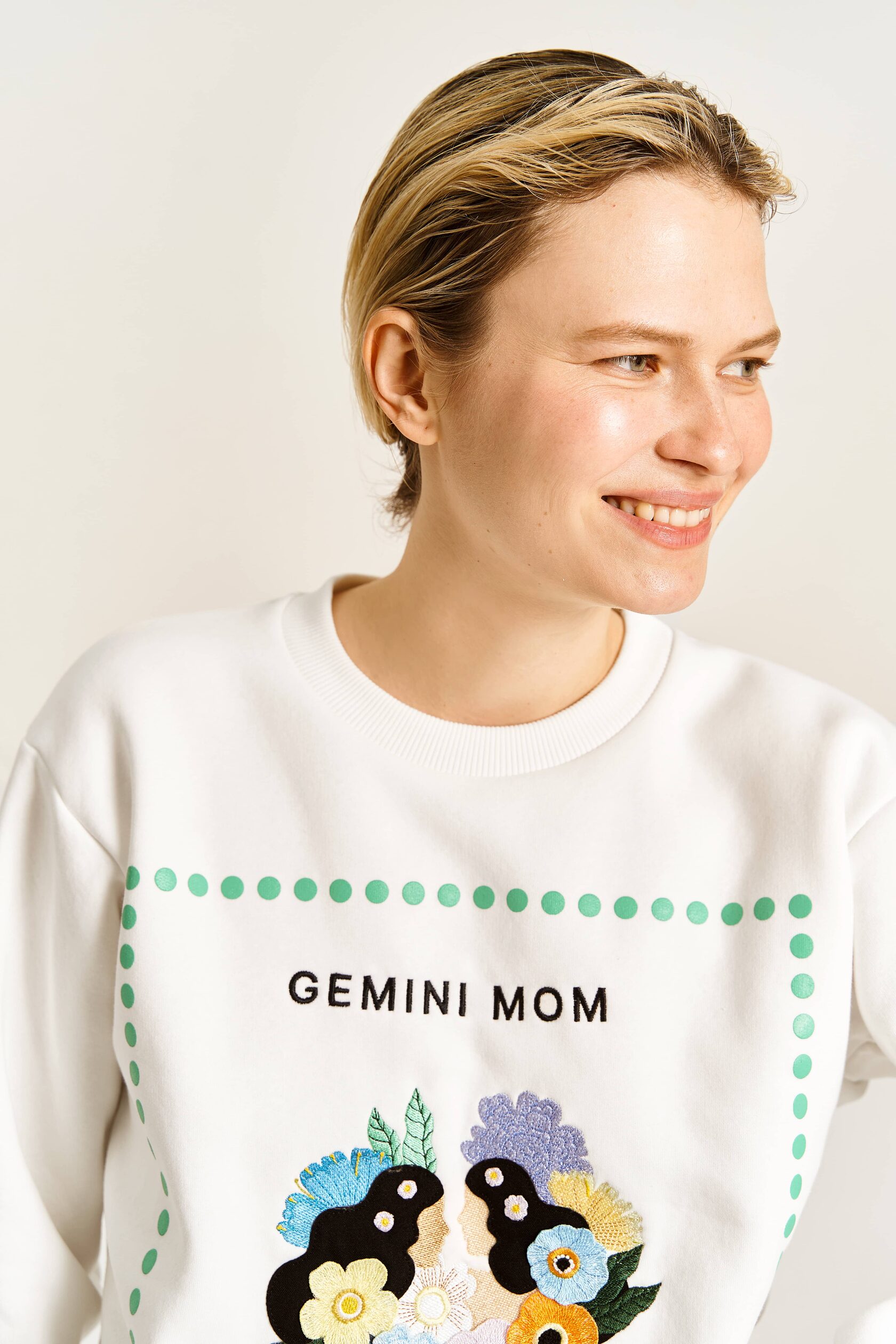 Футболка momset. Momset Auens логотип.
