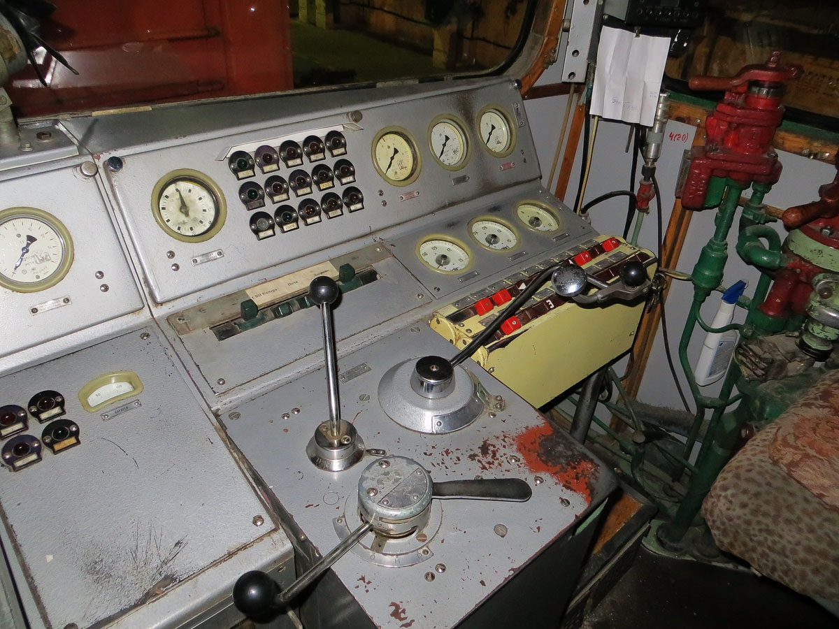 Тяговый агрегат ОПЭ1 кабина интерьер