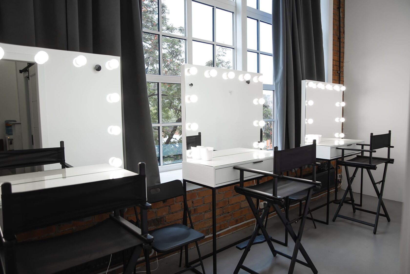 Гримёрная зона с зеркалом и удобной мебелью