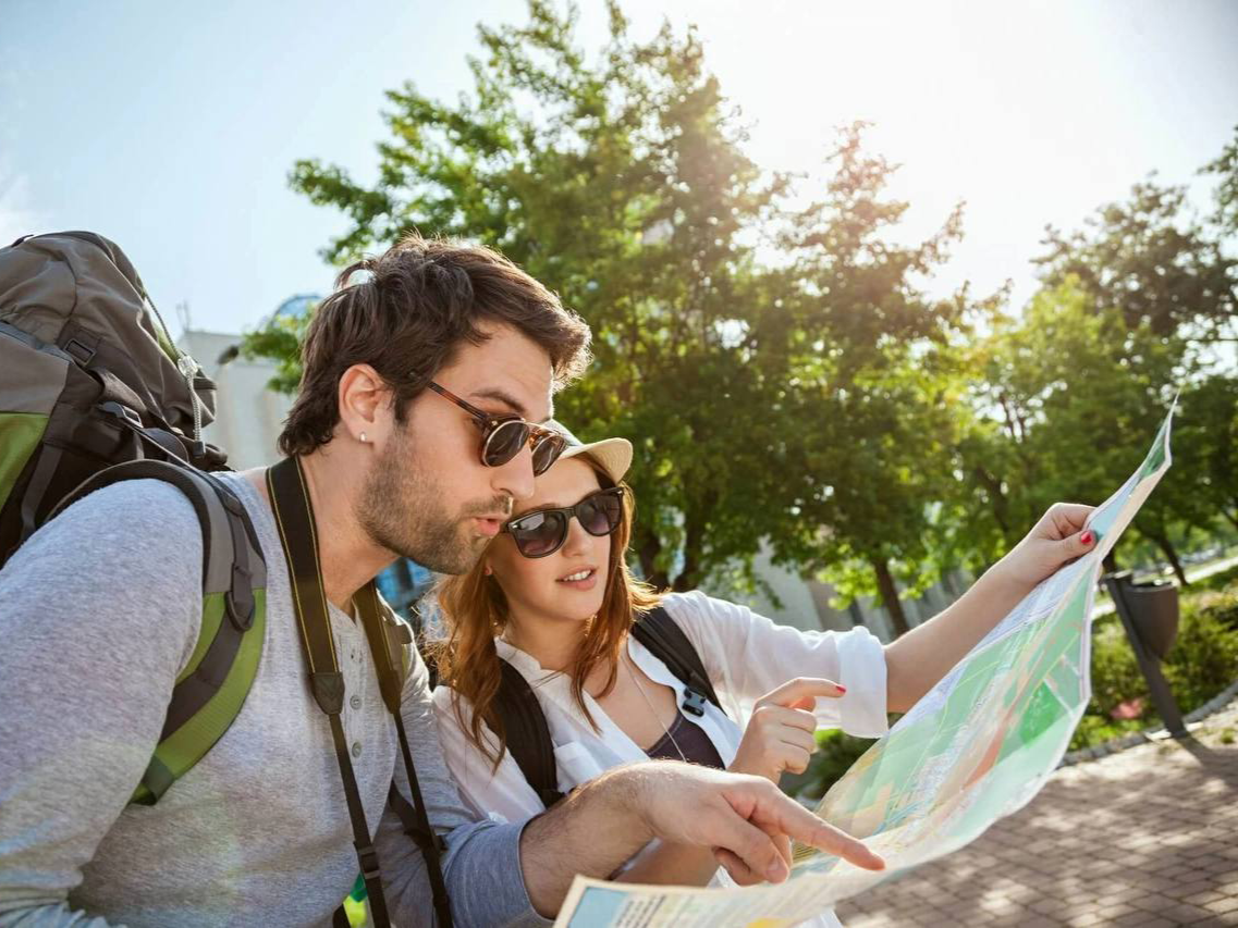 фото парня и девушки на романтическом свидании в публичном месте