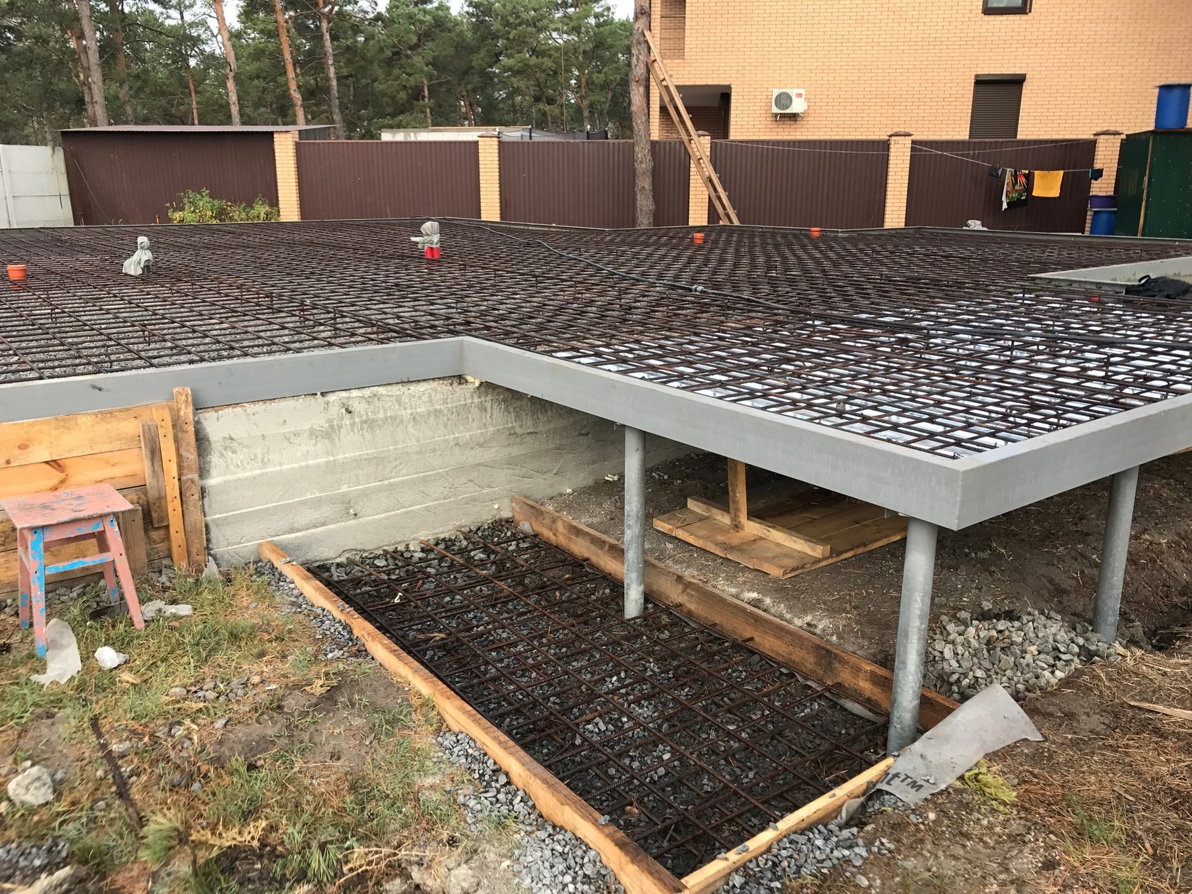 Ground screw foundation for 3 log cabines in Koblevo