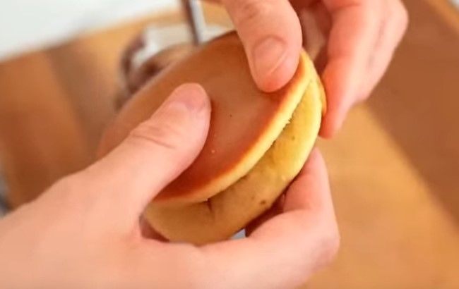 Приготовление японских панкейков Дораяки с начинкой: шаг 9