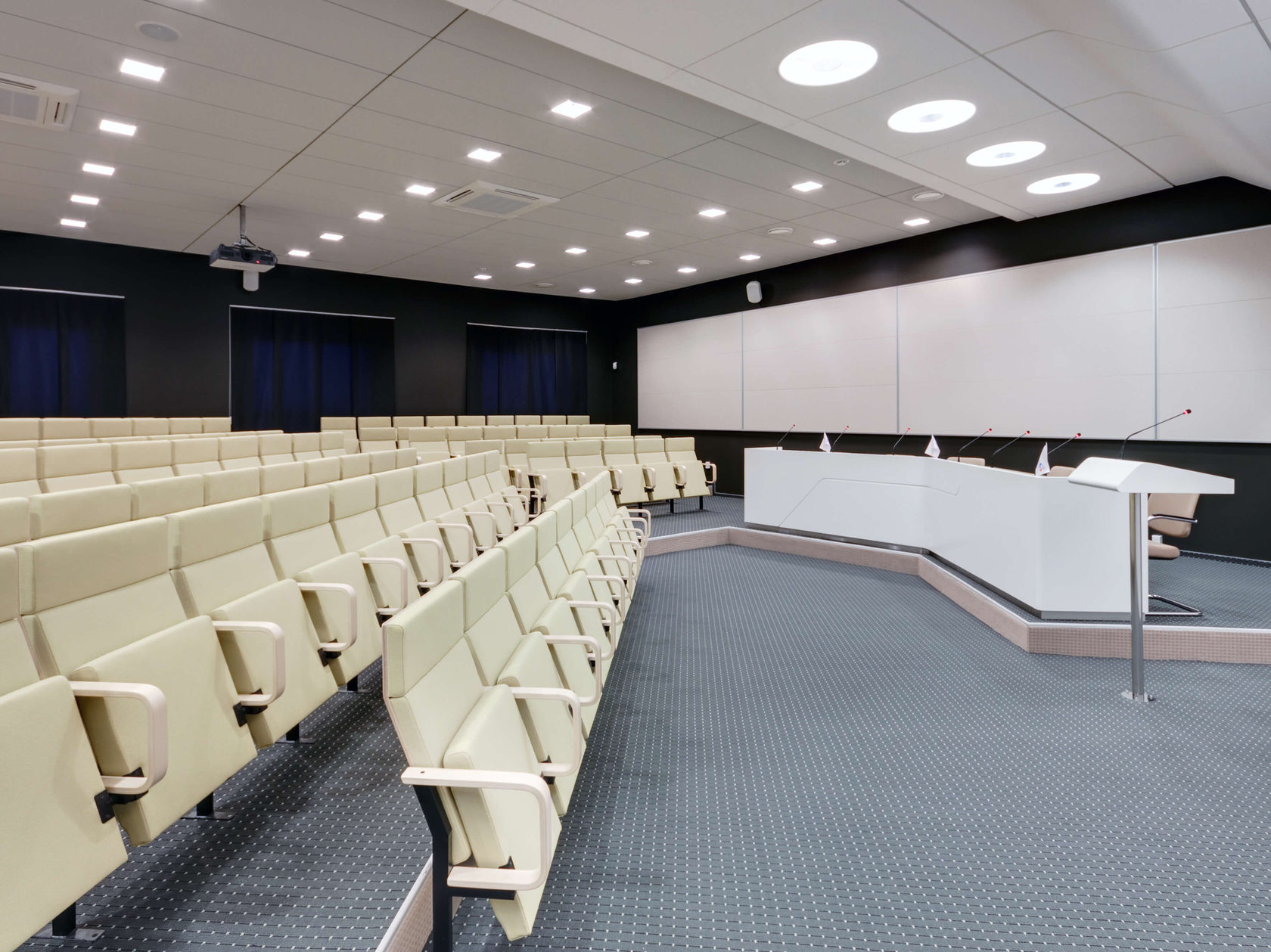 Здание лётных служб авиакомпании «Уральские Авиалинии» - архитектурное бюро Archinform, Екатеринбург