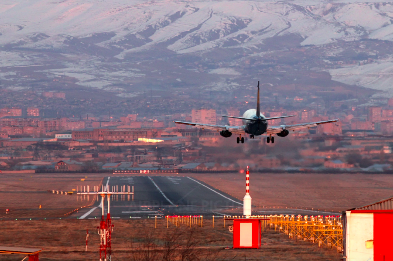 Аэропорт Звартноц и Арарат. Ереван Звартноц самолет. Вид на гору Арарат из аэропорта Звартноц. Арарат с самолета Ереван. Трудовая армения краснодарский край самолет