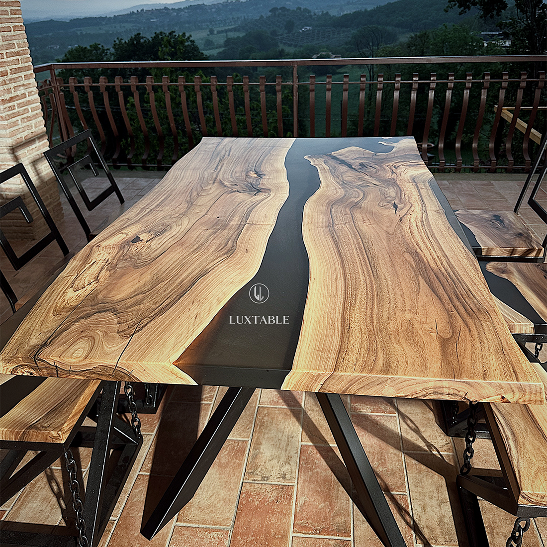 Epoxidharz Tische Alagoas aus europäischem Nussbaum und hellblauem Epoxidharz mit Metallic Effekt