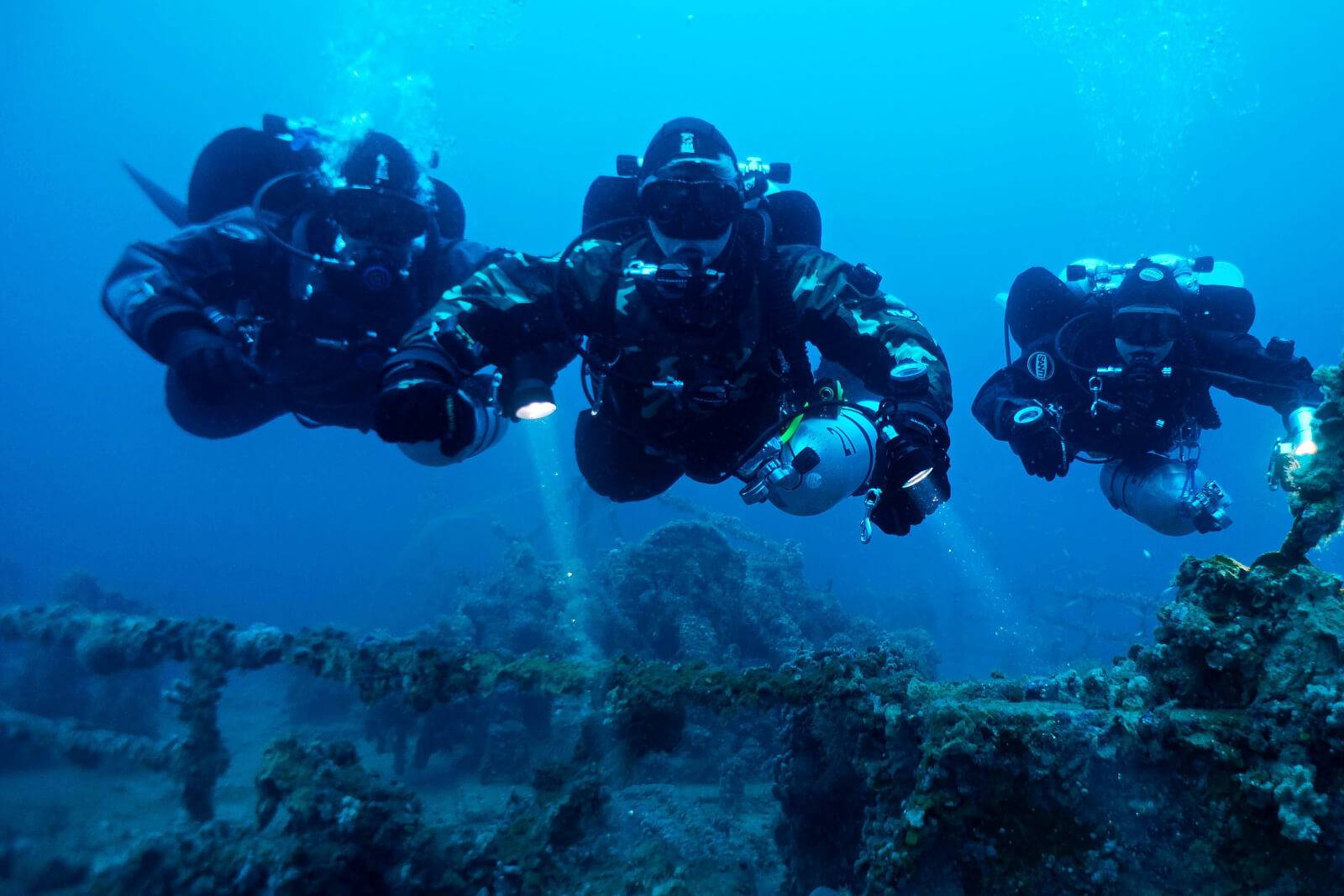 Беременность дайвинг. Водолаз под водой. Подводный робот акванавт. Глубоководный батискаф. Оборудование для подводной сварки.
