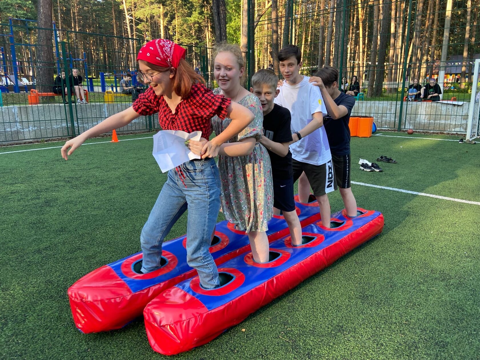 Детинсо. Учебный центр альтаир москва. Девочка на траве улыбается. Кванториум и волонтерство. Детинсо.